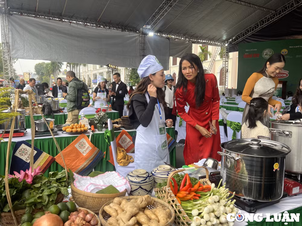 khoanh khac an tuong tai su kien ngay cua pho 12 12 hinh 5