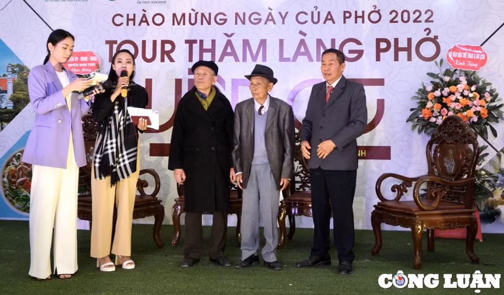 khoanh khac an tuong tai su kien ngay cua pho 12 12 hinh 1