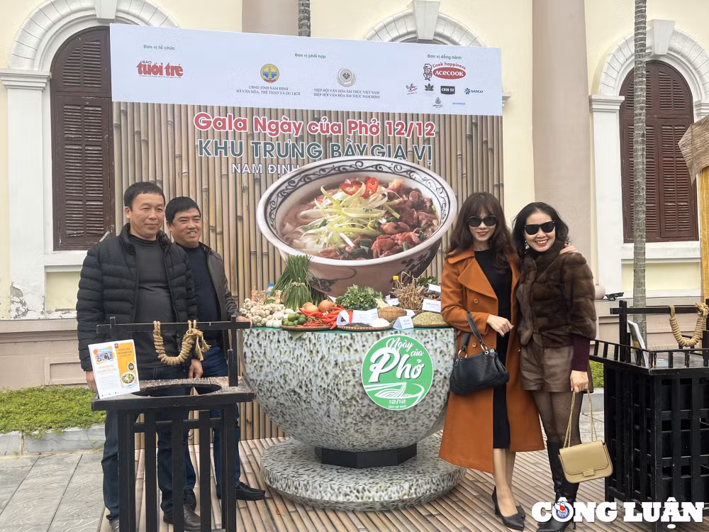 khoanh khac an tuong tai su kien ngay cua pho 12 12 hinh 7