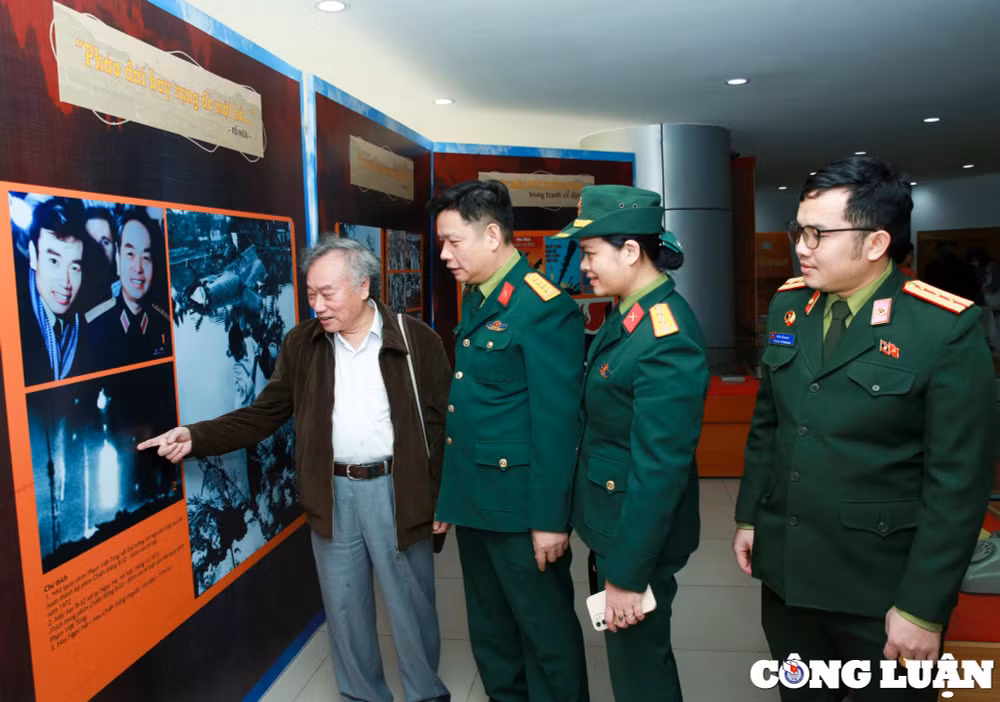 bao chi xung tran ha noi dien bien phu tren khong mot bai ca chien thang ve nghe bao hinh 4