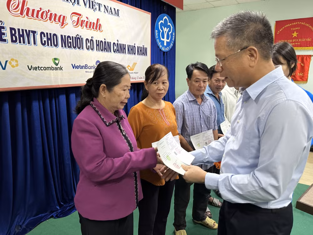 gia tri nhan van tu nhung cuon so bhxh the bhyt cho nguoi kho khan tai tpthu duc hinh 2