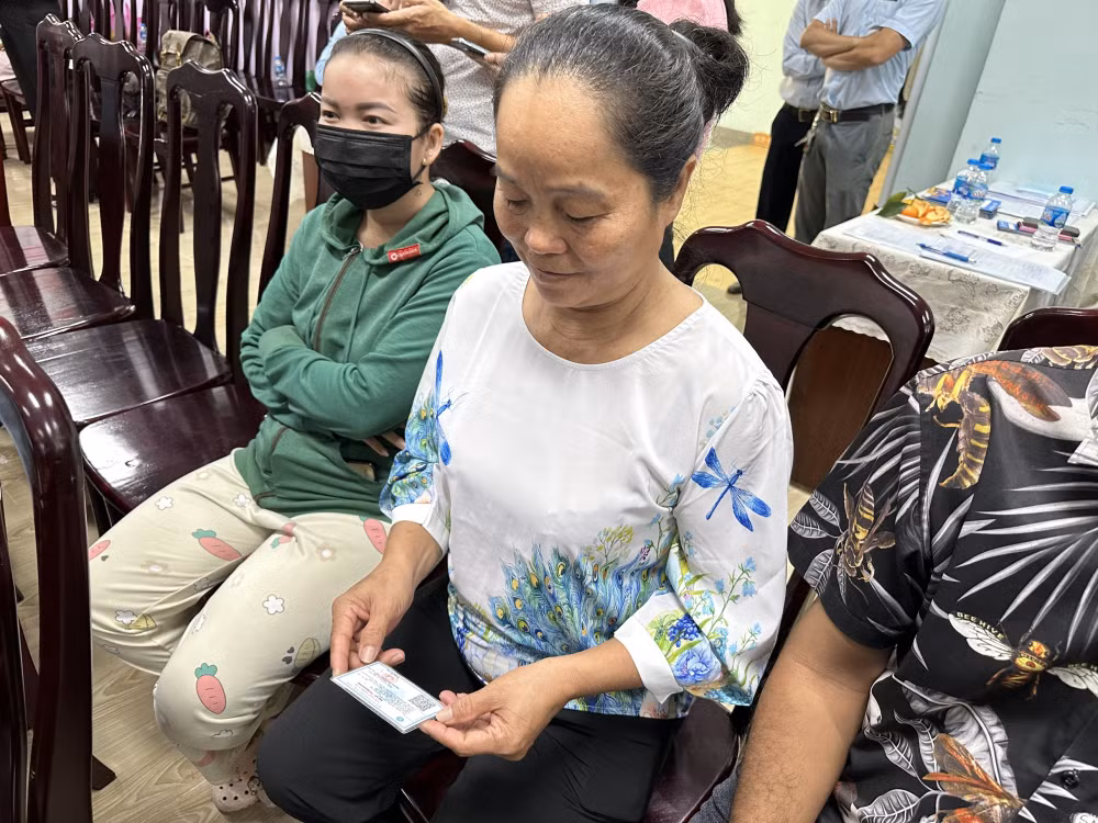 gia tri nhan van tu nhung cuon so bhxh the bhyt cho nguoi kho khan tai tpthu duc hinh 3