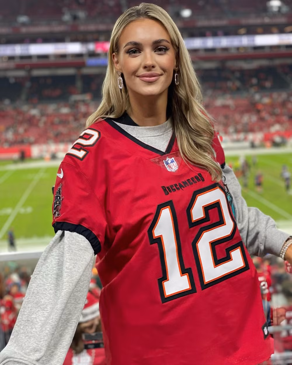 ban gai sieu quyen ru cua sao bong ro tom brady hinh 1