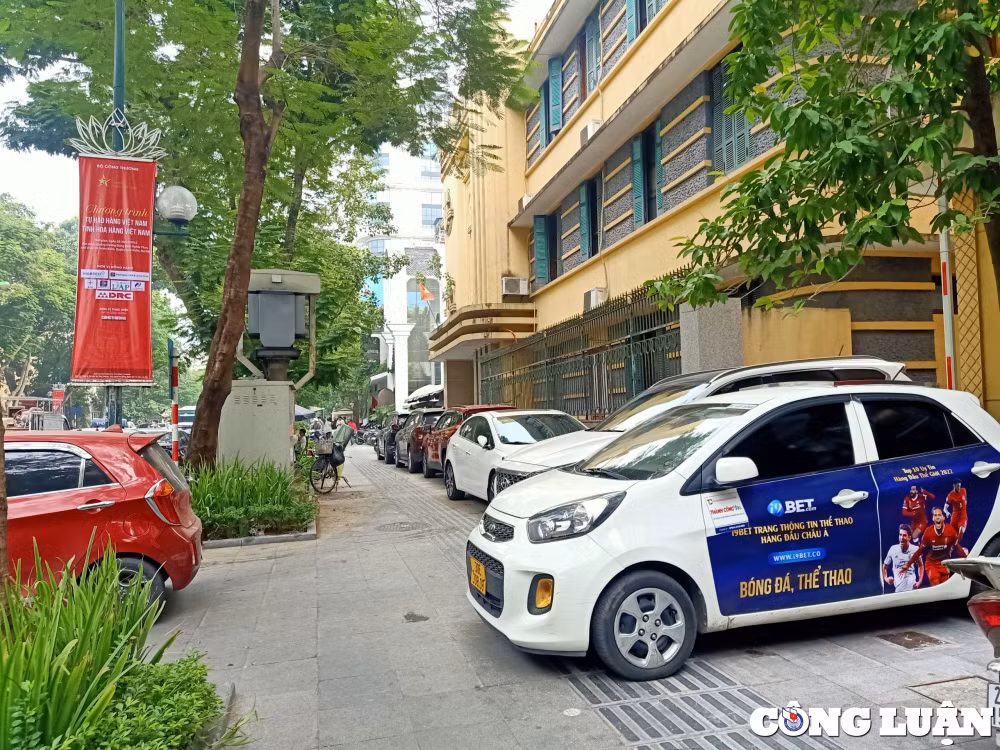 tien toi 100 via he khong de o to cham dut tinh trang o to treo len via he gay lun nut hinh 1