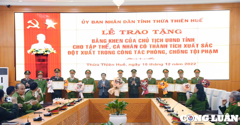 chu tich ubnd tinh thua thien hue khen thuong luc luong tham gia pha chuyen an lon ve ma tuy hinh 1
