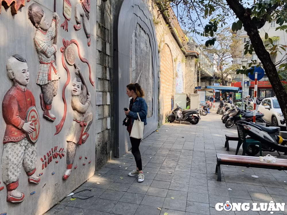 nhung buc bich hoa tren pho phung hung phai mau xuong cap tram trong hinh 5