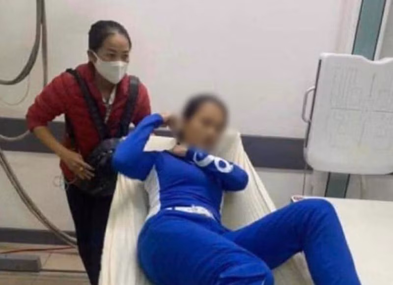 vu chu tich danh nu nhan vien san golf vi nong gian khong kiem che duoc hinh 1