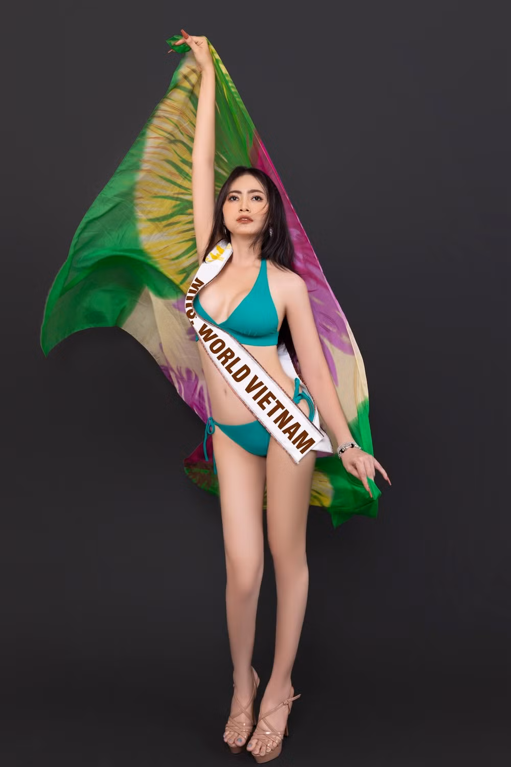 hoa hau bich hanh dien bikini khoe dang nong bong truoc them chung ket mrs world 2022 hinh 5