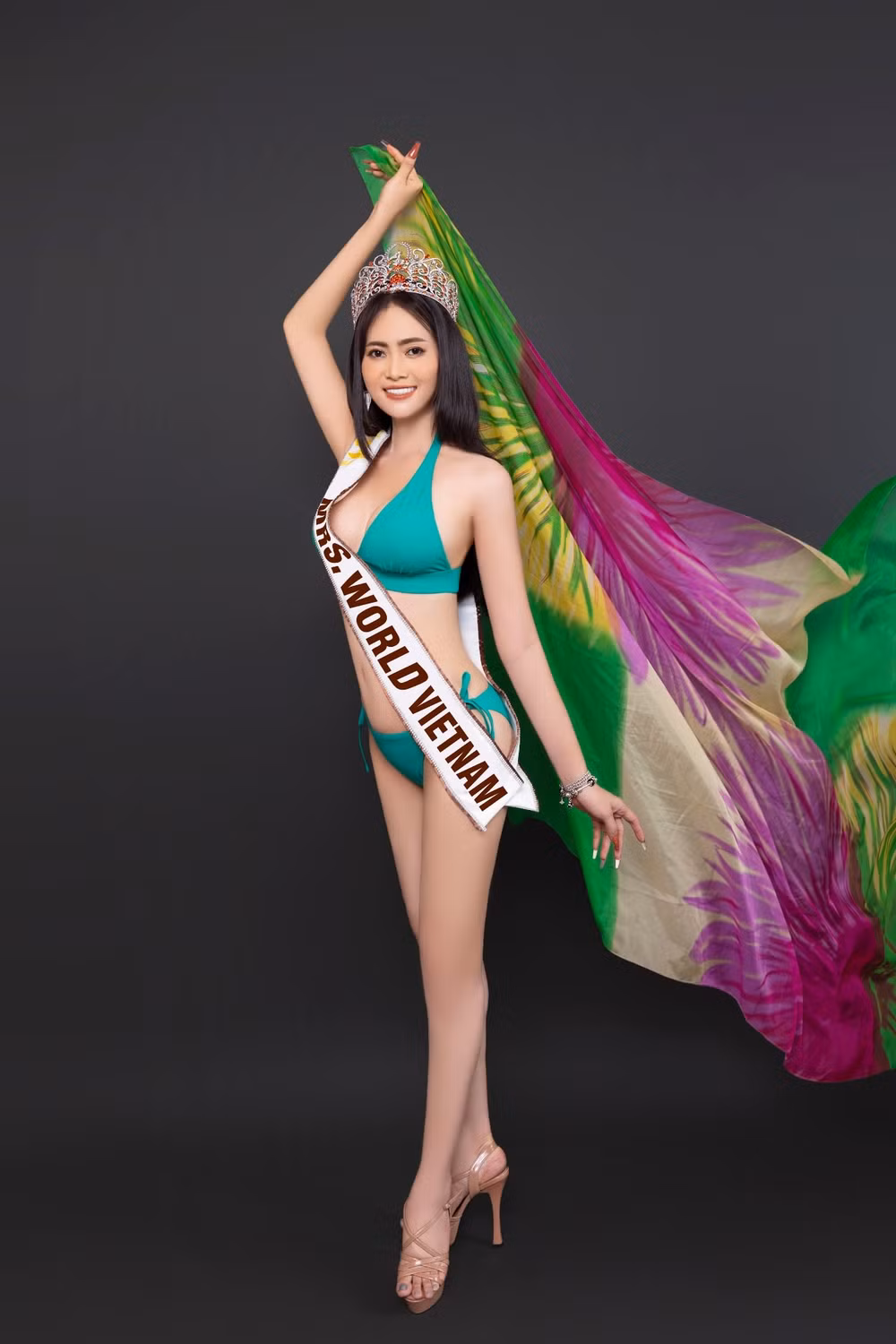 hoa hau bich hanh dien bikini khoe dang nong bong truoc them chung ket mrs world 2022 hinh 4
