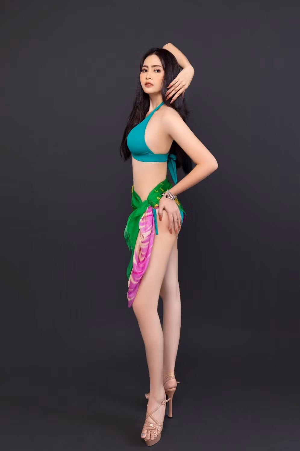 hoa hau bich hanh dien bikini khoe dang nong bong truoc them chung ket mrs world 2022 hinh 2
