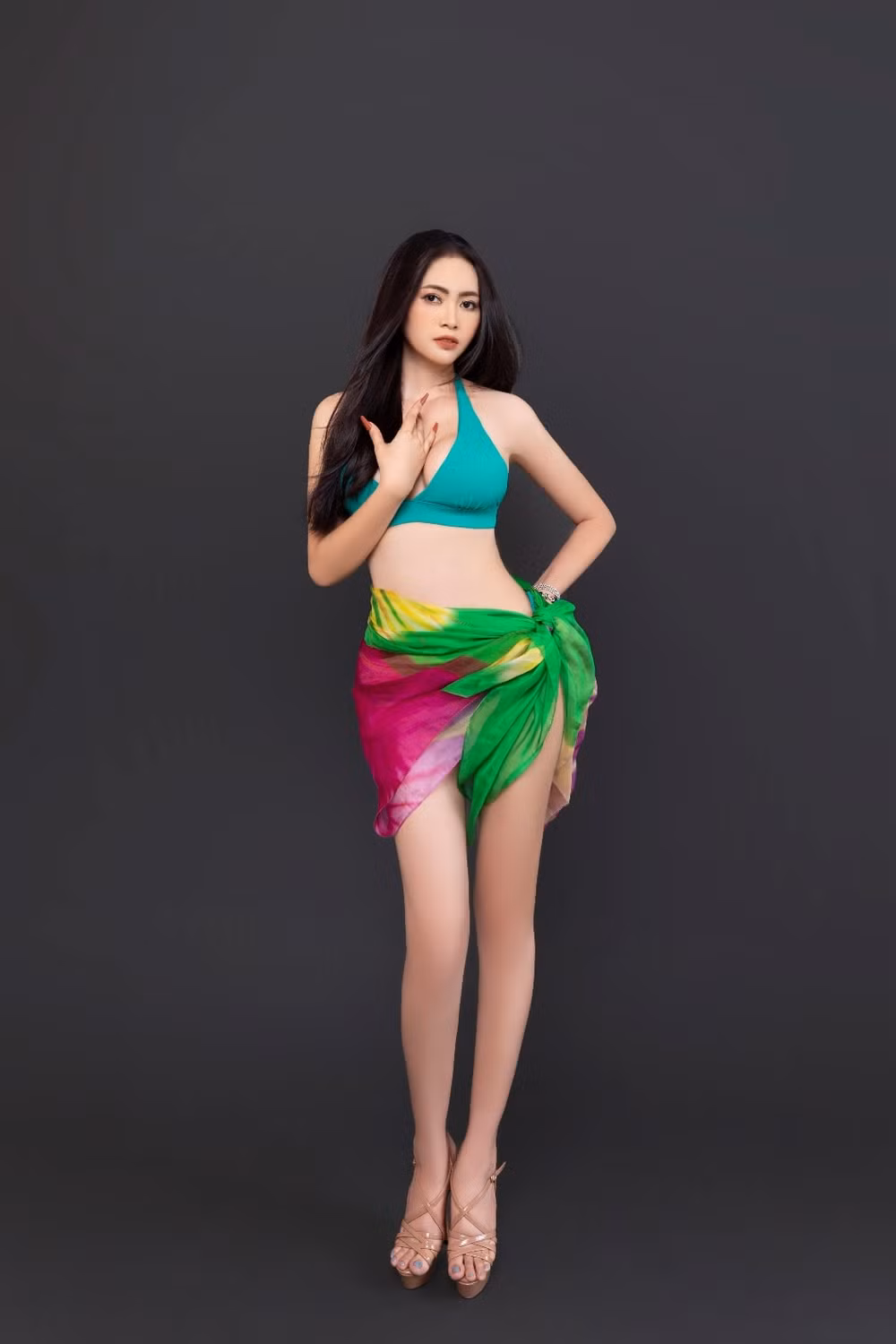 hoa hau bich hanh dien bikini khoe dang nong bong truoc them chung ket mrs world 2022 hinh 1