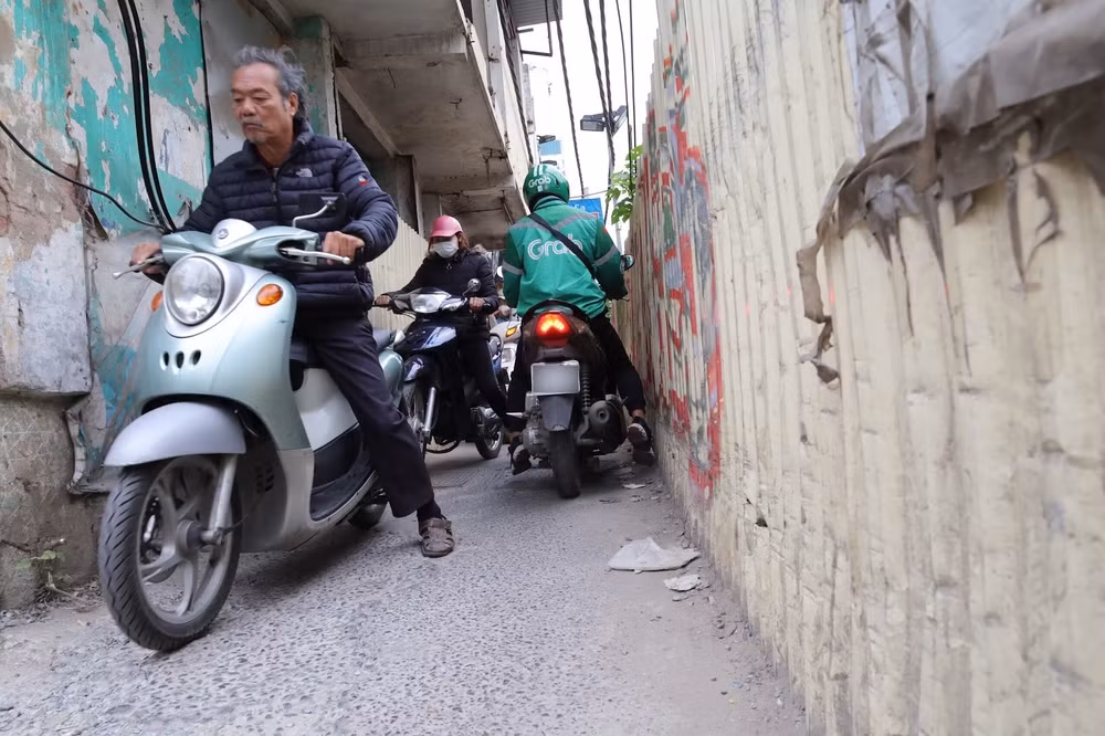 chat vat di chuyen qua ma tran ga ngam s12 duong sat nhon ga ha noi hinh 2