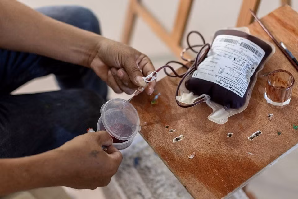 hoa si ve tranh bang mau cua chinh minh muon lap ky luc the gioi hinh 4