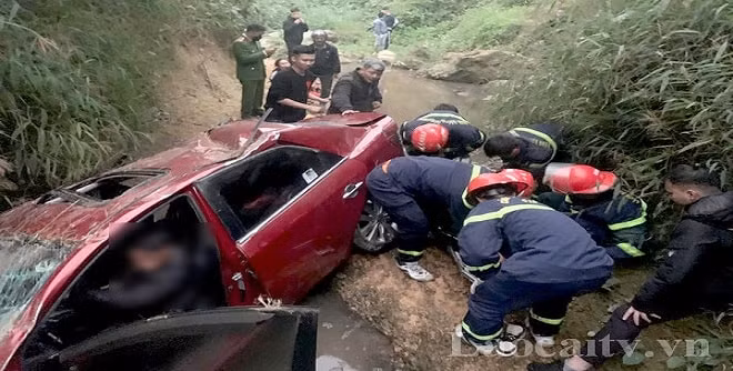 lao cai giai cuu 2 nguoi tren xe du lich bi roi xuong cong hinh 1