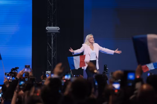 Bà Le Pen khởi động chiến dịch tranh cử Tổng thống Pháp giữa làn sóng biểu tình