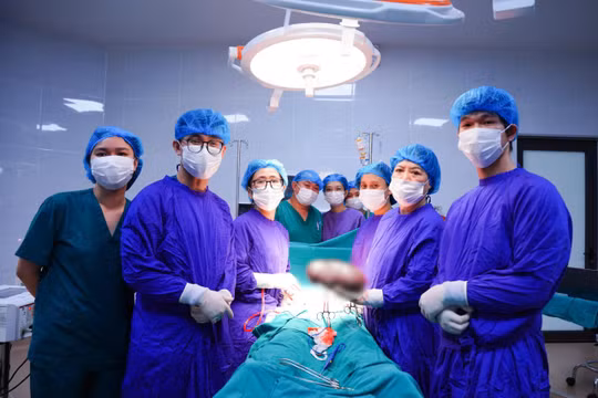 Tưởng mang thai vì bụng ngày càng to, người phụ nữ phát hiện khối u nặng hơn 2kg