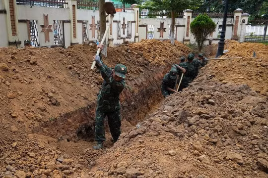 Quảng Ngãi: Sàng lọc kỹ lưỡng, bóc tách hơn 1.000m³ đất để tìm đồng đội
