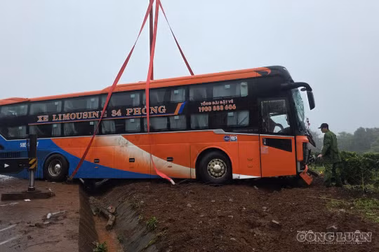 Thủ tướng yêu cầu khẩn trương khắc phục hậu quả vụ lật xe khách khiến nhiều người thương vong ở Gia Lai