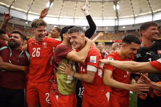 Hạ Colombia sau loạt 'đấu súng', Thụy Sĩ lọt vào tứ kết World Cup sau 72 năm chờ đợi