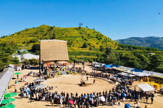 Gia Lai: Trao truyền hồn cốt văn hóa Jrai qua lễ mừng nhà rông mới