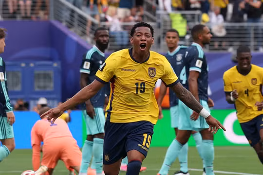 Ecuador thắng ngược dòng Đức để lách qua khe cửa hẹp, Bờ Biển Ngà lần đầu vượt qua vòng bảng World Cup 
