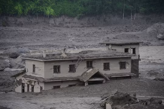 Lũ quét ở Nepal và Trung Quốc: Ít nhất 160 người chết và hàng trăm du khách nước ngoài mất tích