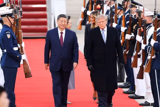 Ông Donald Trump chào đón ông Tập Cận Bình trên đường băng trong chuyến thăm Mỹ