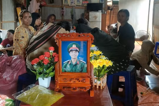 Gia Lai: Thăng quân hàm vượt cấp cho chiến sĩ dũng cảm quên mình cứu 2 người dân bị điện giật