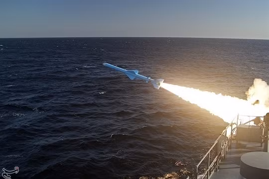 Bốn tàu chở dầu bốc cháy ở eo biển Hormuz, Iran nói bắn hạ UAV và tàu không người lái Mỹ