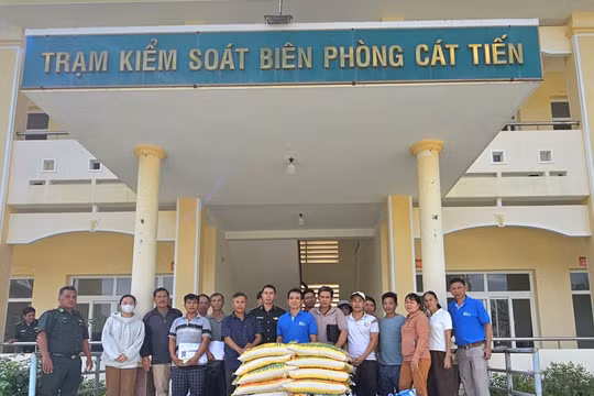 Bộ đội Biên phòng Gia Lai cùng nhà hảo tâm hỗ trợ 16 ngư dân có tàu cá bị cháy