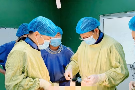 Gia Lai: Phẫu thuật thành công giữ lại đôi chân cho cháu bé 7 tuổi bị xe tải tông trúng
