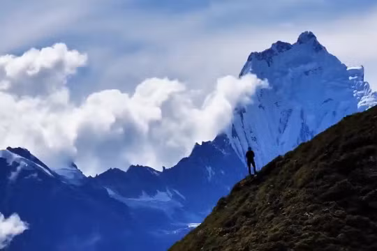 Flycam vô tình ghi lại khoảnh khắc gây ra thảm họa lũ quét ở Nepal và Trung Quốc