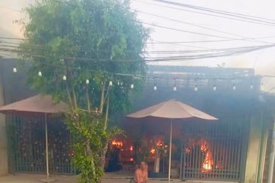 Gia Lai: Người đàn ông phóng hỏa rồi ôm người tình đứng trong đám cháy để tự sát
