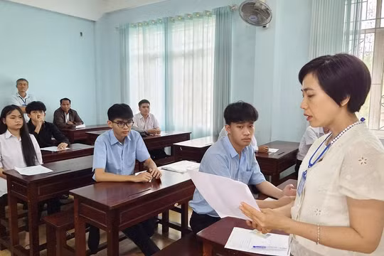 Gia Lai: Xin đi vệ sinh, nam sinh bỏ điện thoại vào trong túi quần mang vào phòng thi
