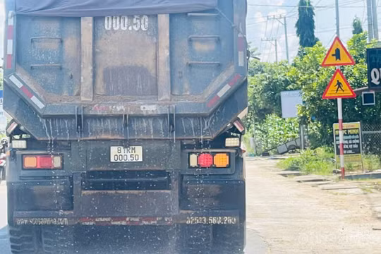 Gia Lai: Hàng loạt xe chở cát lộng hành dọc các tuyến quốc lộ, nối đuôi nhau 'tưới' đường