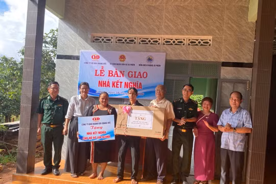 Trao những mái ấm nghĩa tình ở làng người Việt gốc Campuchia