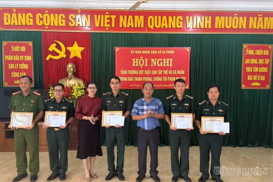 Khen thưởng đột xuất lực lượng phá vụ mua bán ma túy ở xã biên giới Gia Lai