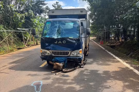 Gia Lai: Ô tô tập lái va chạm với xe máy, một người tử vong