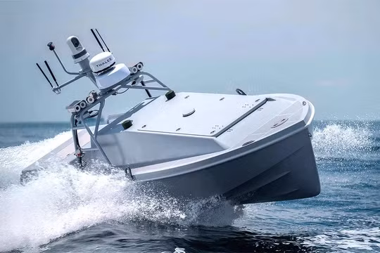 Chi tiết tàu không người lái cứu 2 phi công Mỹ trong vụ trực thăng Apache bị bắn rơi ở eo biển Hormuz