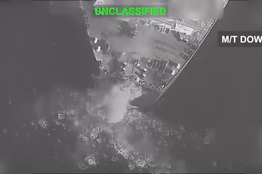Tàu chở dầu bị tấn công trên biển. Ảnh: CENTCOM
