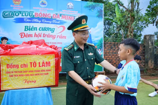 Món quà đặc biệt của Tổng Bí thư, Chủ tịch nước Tô Lâm gieo tình yêu thể thao nơi phên dậu Tổ quốc
