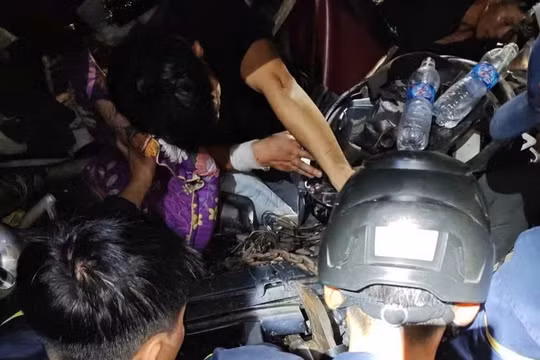 Gia Lai: Xuyên đêm giải cứu tài xế mắc kẹt trong cabin sau khi xe lao xuống vực sâu