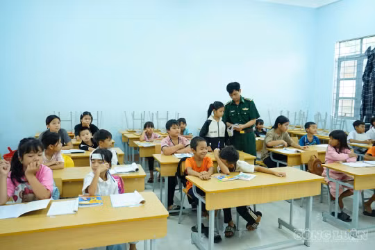 Gia Lai: "Thầy giáo quân hàm xanh" miệt mài gieo chữ nơi biên cương