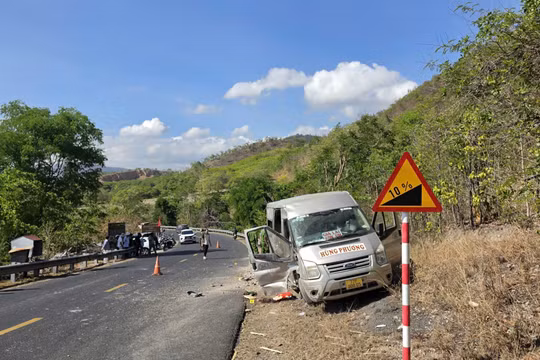 Gia Lai: Lật xe khách trên Quốc lộ 25, ba người thương vong