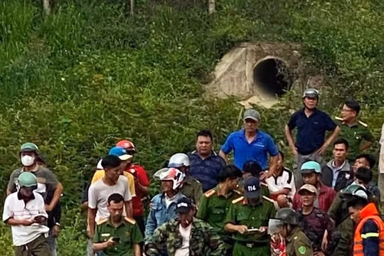 Gia Lai: Vượt qua cầu tạm đang xây, thanh niên cùng xe máy bị cuốn xuống sông Ba