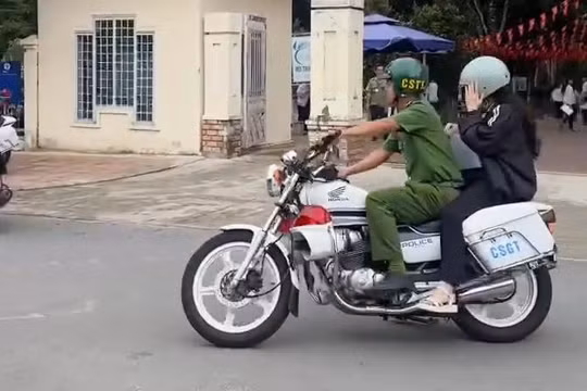 Quảng Ngãi: Đi nhầm điểm thi, nữ sinh được Công an xã dùng xe chuyên dụng đưa đến đúng giờ