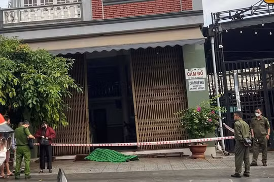 Điều tra nguyên nhân người đàn ông tử vong trước cửa nhà với nhiều vết máu