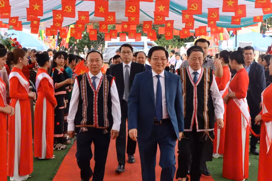 Phó Thủ tướng Hồ Quốc Dũng dự Lễ khai giảng tại trường vùng biên Gia Lai