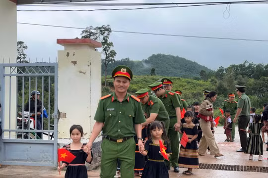 Quảng Ngãi: Công an xã vùng khó nắm tay các em nhỏ Xơ Đăng tựu trường