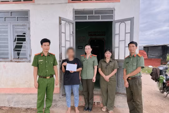 Gia Lai: Công an xã góp tiền giúp người phụ nữ mắc kẹt sau chuyến xuất khẩu lao động trở về nhà